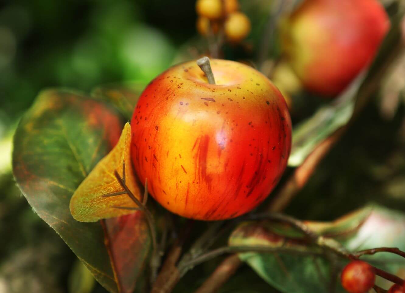Dekorative Kunststoffäpfel und Herbstgirlanden