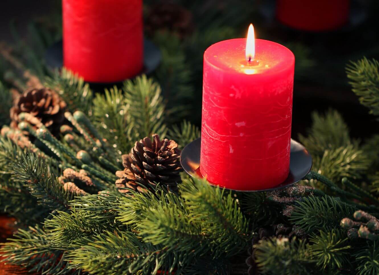 Künstliche Tannenzweige und Kränze für die Weihnachtdekoration