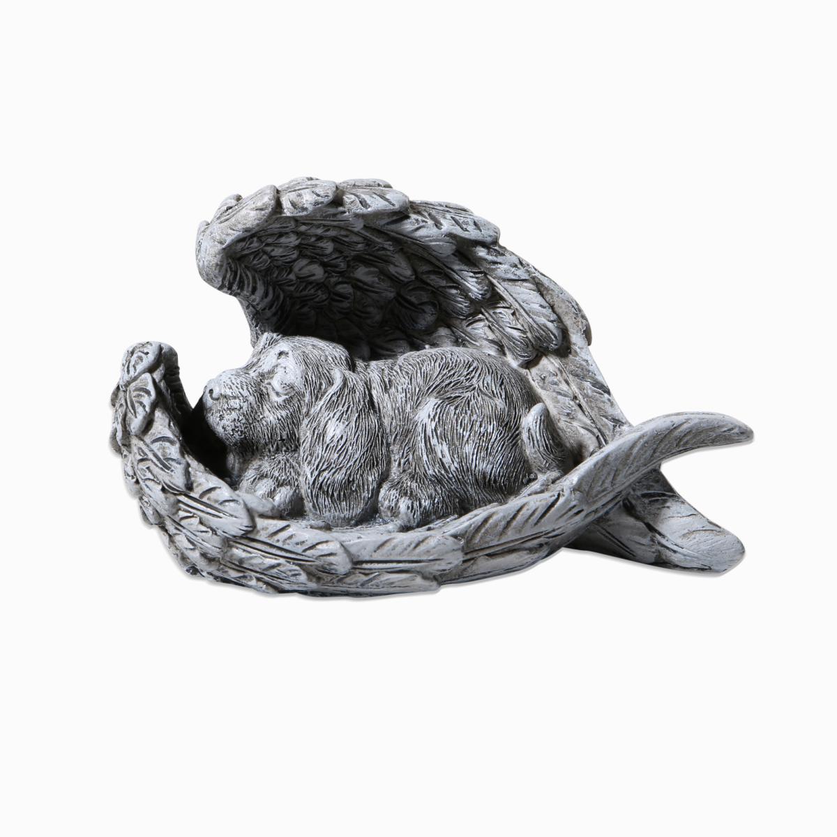 Hund schlafend auf Engelsflügel