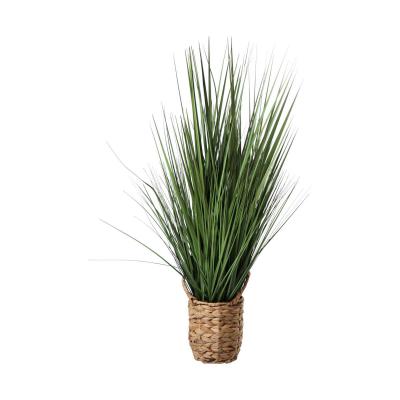 Kunstgras im Korbtopf