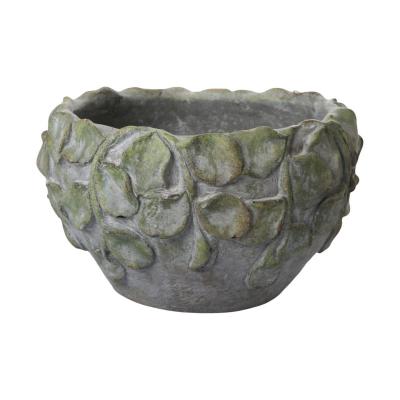 Zementschale mit Bl&auml;ttern
