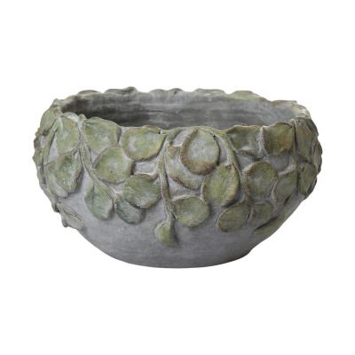 Zementschale mit Bl&auml;ttern