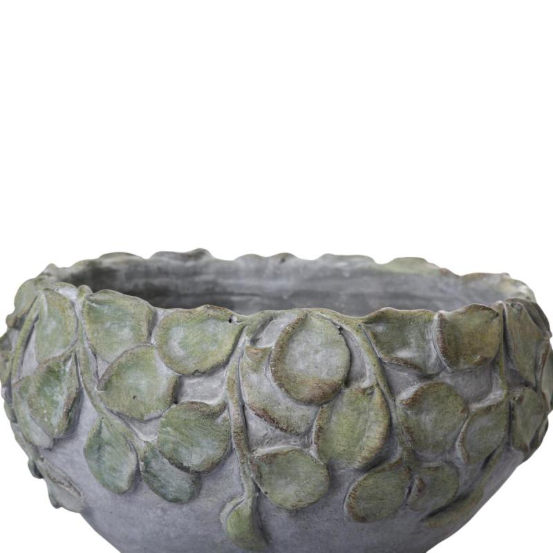 Zementschale mit Bl&auml;ttern