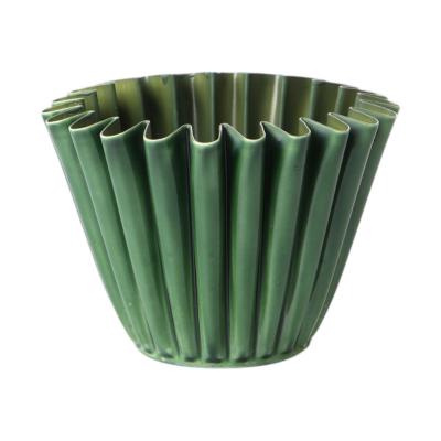 Metall-Vase gefaltet gr&uuml;n emalliert