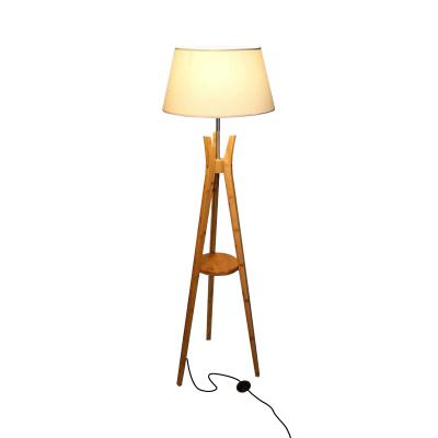 Stehlampe mit Schirm