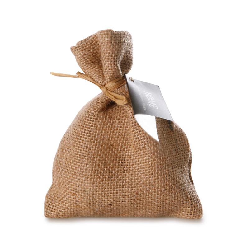 Badebomben mit Blüten im Jutesack