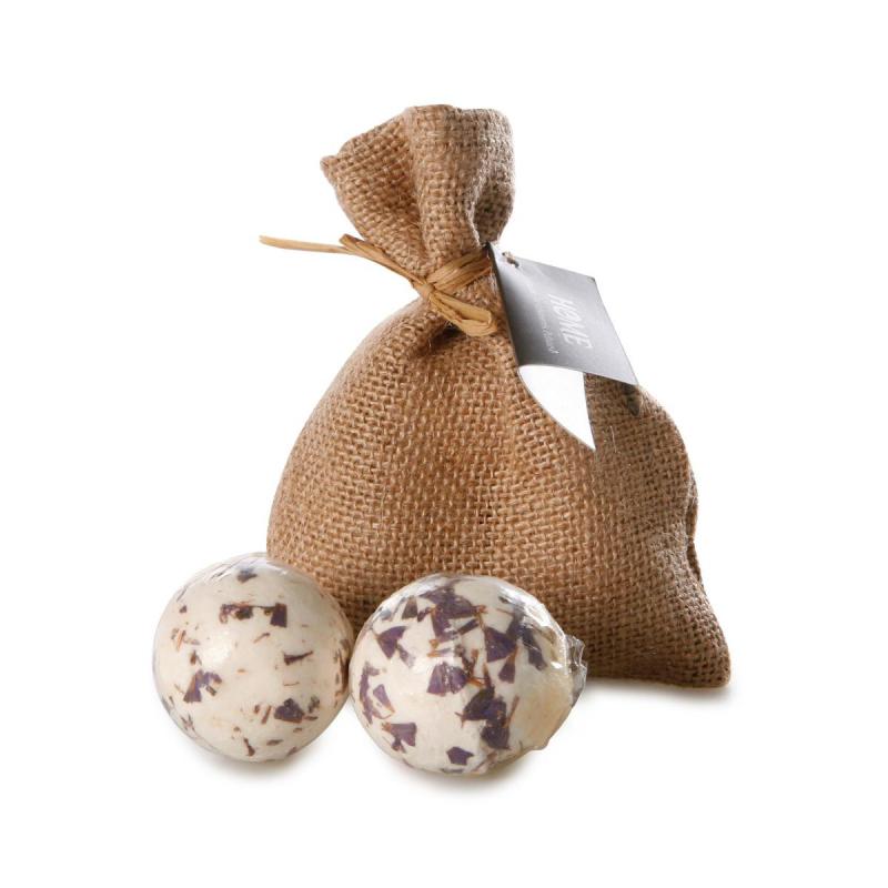 Badebomben mit Blüten im Jutesack