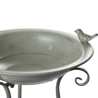 Vogeltränke am Aufstellen