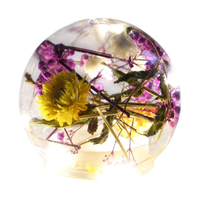 LED-Glaskugel mit Trockenblumen