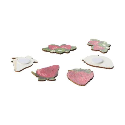 Holz-Erdbeeren mit Klebepunkt