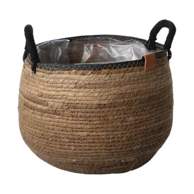 Strohkorb mit schwarzen Rand und Henkel