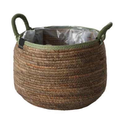 Strohkorb mit grünen Rand und Henkel