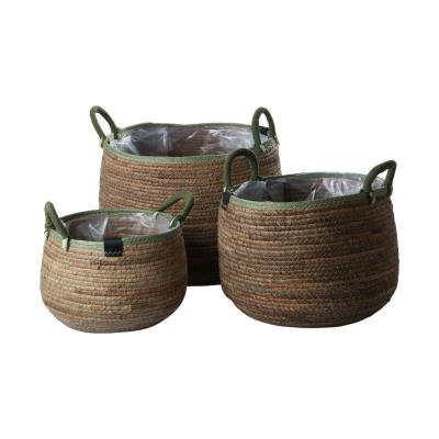 Strohkorb mit gr&uuml;nen Rand und Henkel