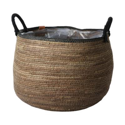 Strohkorb mit schwarzen Rand und Henkel