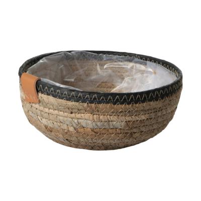 Strohkorb mit schwarzen Rand