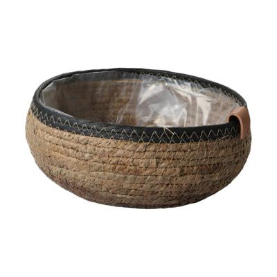 Strohkorb mit schwarzen Rand