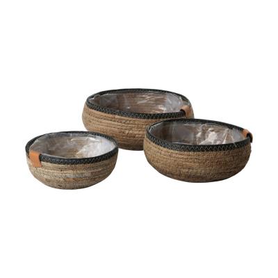 Strohkorb mit schwarzen Rand