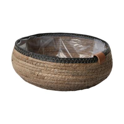 Strohkorb mit schwarzen Rand