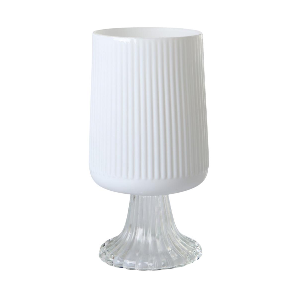 Pokal mit Rillen auf Fuß weiß