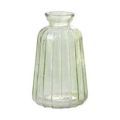 Vase mit Rillen grün